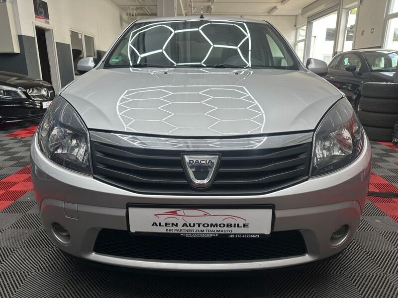 Grau Gebraucht 2011 Dacia Sandero Kleinwagen | 3.590 € (Fairer Preis) - Bild 1/4