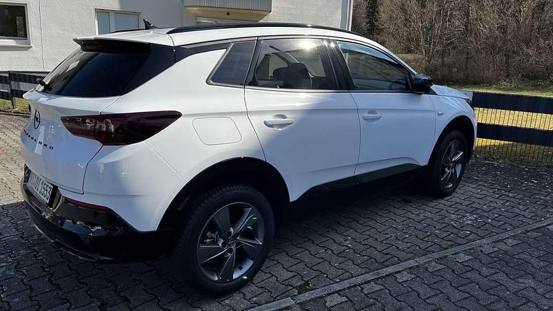 Weiß Gebraucht 2024 Opel Grandland X SUV | 28.800 € (Etwas zu teuer) - Bild 1/4