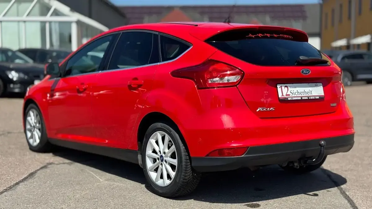 Używany Ford Focus Titanium 125 KM (91 kW) 2017 Czerwony Sedan/Limuzyna