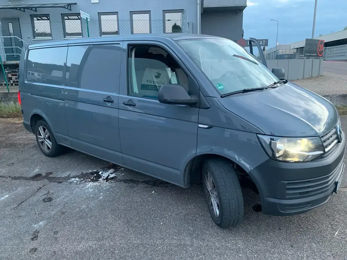 Gebraucht VW Transporter 150 PS (110 kW) 2018 Grau Van