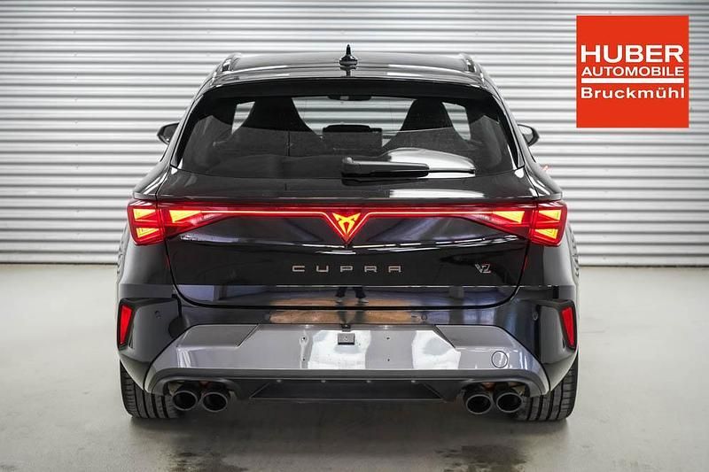 Gebraucht Cupra Leon VZ 333 PS (244 kW) 2025 Midnight black metallic (0e) Kombi
