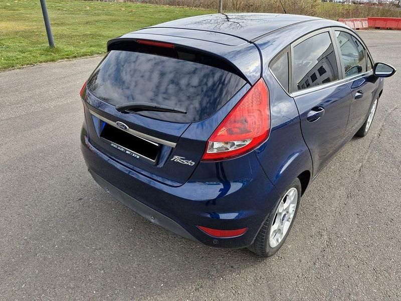 Gebraucht Ford Fiesta Titanium 95 PS (69 kW) 2011 Blau Kleinwagen
