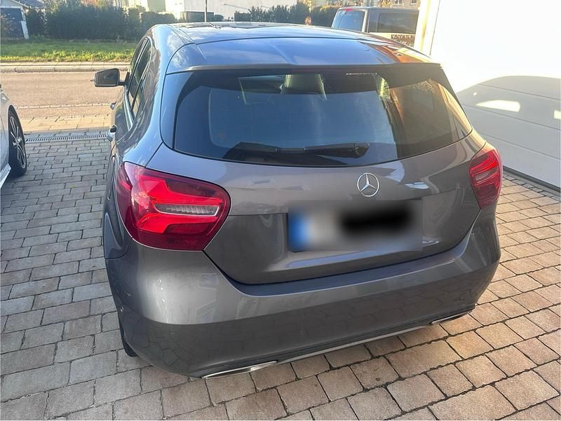 Gebraucht Mercedes A180 122 PS (89 kW) 2017 Grau Kleinwagen