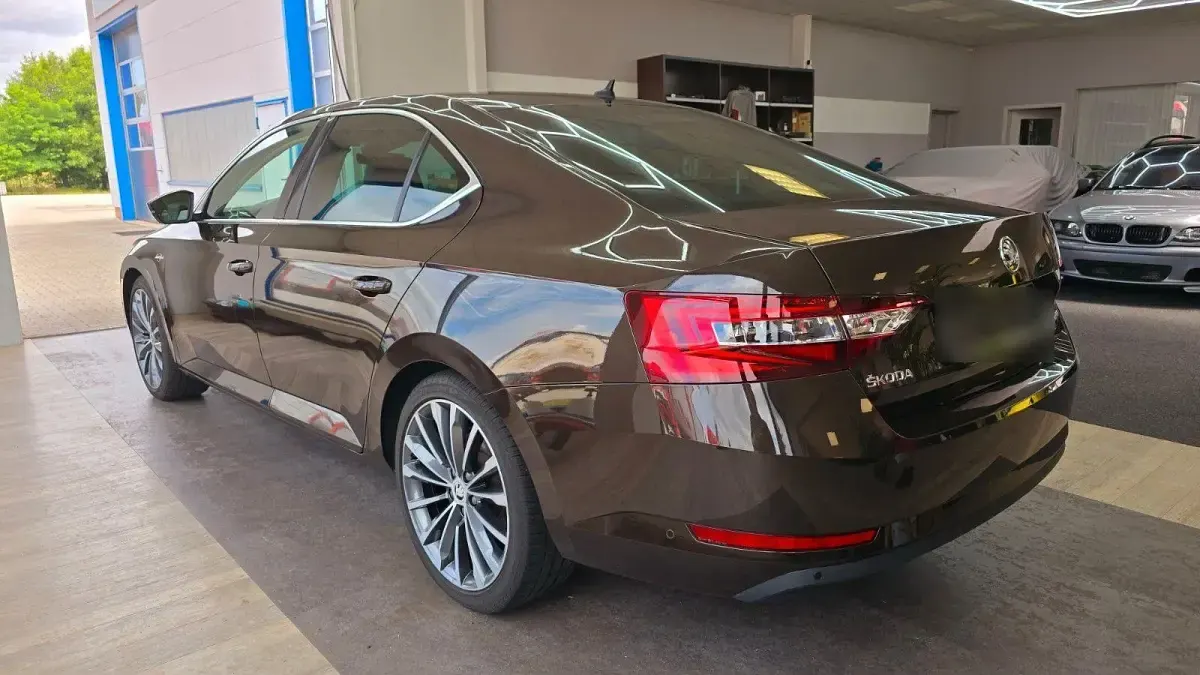 Gebraucht Skoda Superb LAURIN & KLEMENT 190 PS (139 kW) 2015 Braun Limousine