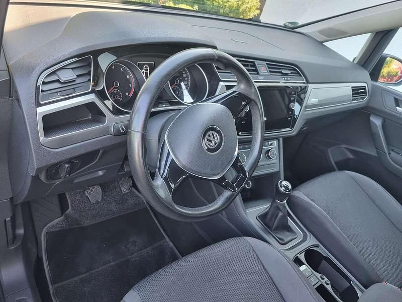 Gebraucht VW Touran Trendline 110 PS (80 kW) 2018 Uranograu Van / Kleinbus