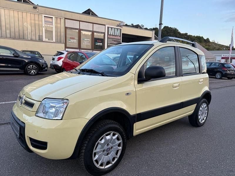 Gelb Gebraucht 2011 Fiat Panda 4x4 Climbing Kleinwagen | 4.890 € (Teuer) - Bild 1/4