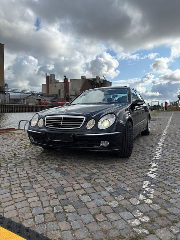 Schwarz Gebraucht 2003 Mercedes E500 Limousine | 7.900 € (Etwas zu teuer) - Bild 1/4