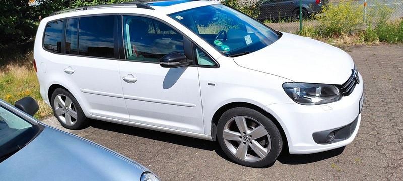 Weiß Gebraucht 2013 VW Touran Match Van / Kleinbus | 7.500 € (Guter Preis) - Bild 1/4