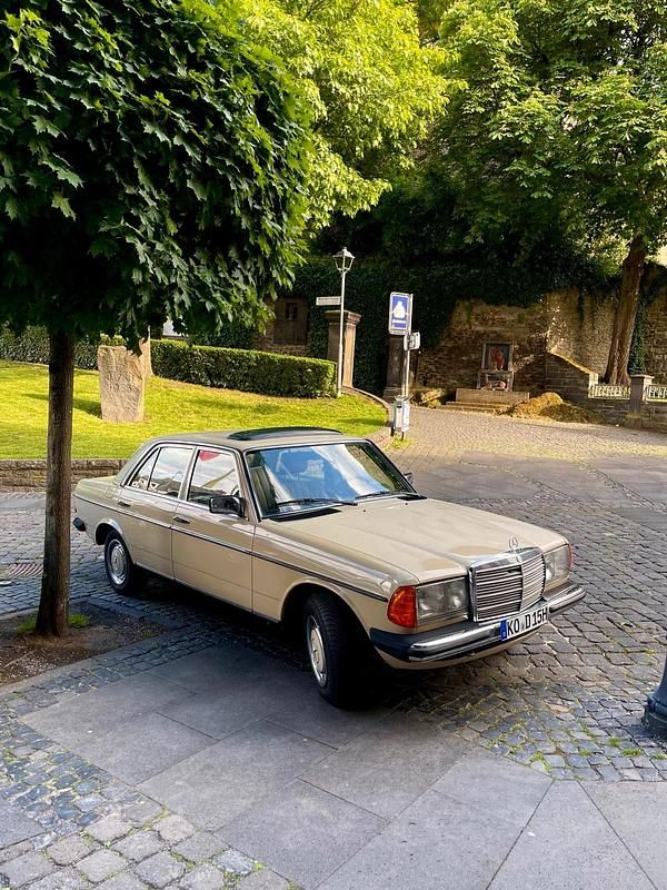 Beige Gebraucht 1984 Mercedes E230 Limousine | 7.195 € - Bild 1/4