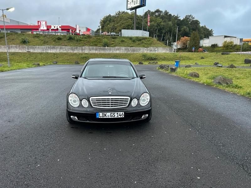 Schwarz Gebraucht 2002 Mercedes E240 Limousine | 6.400 € (Teuer) - Bild 1/4