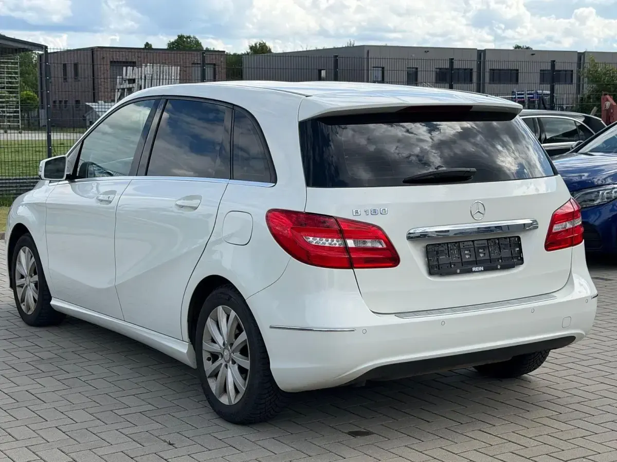 Gebraucht Mercedes B180 122 PS (89 kW) 2013 Weiß Kleinwagen