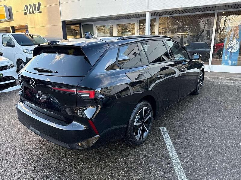 Neu Opel Astra Edition 131 PS (96 kW) 2025 Lackierung schwarz perla nera/ Kombi