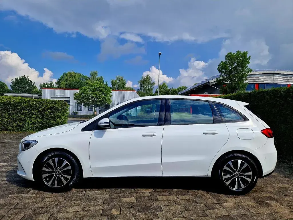 Gebraucht Mercedes B180 136 PS (100 kW) 2020 Polarweiss Kleinwagen