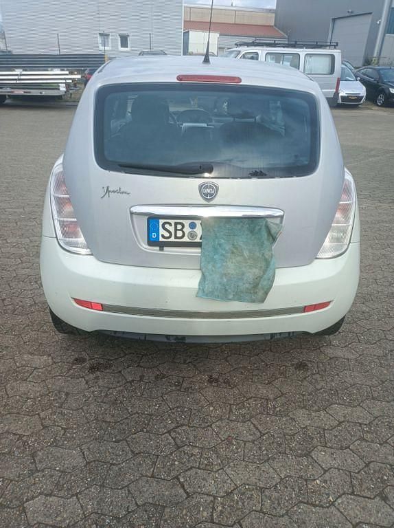 Gebraucht Lancia Ypsilon 97 PS (71 kW) 2010 Weiß Kleinwagen