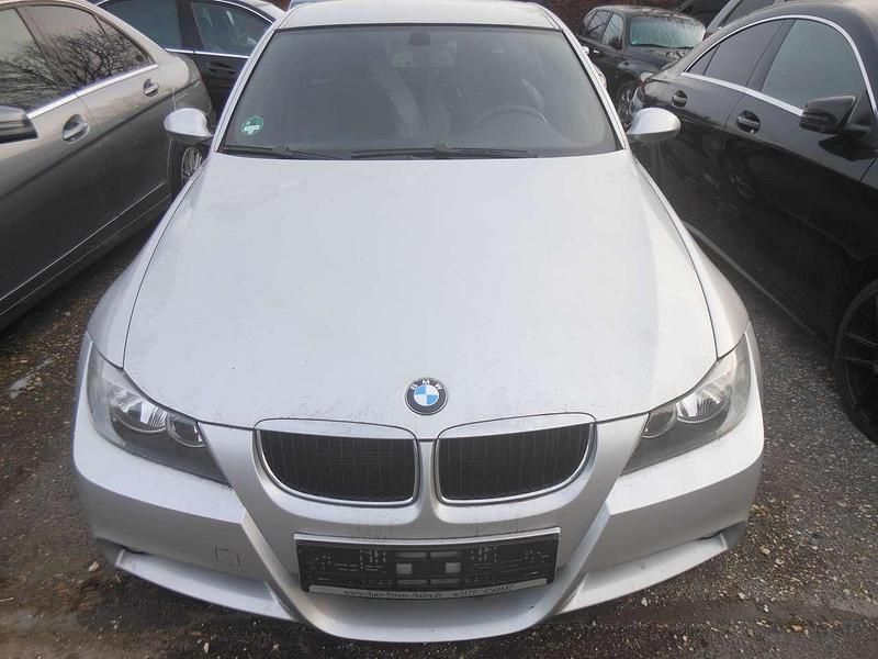 Silbermetalik Gebraucht 2006 BMW 318 Limousine | 7.950 € - Bild 1/4
