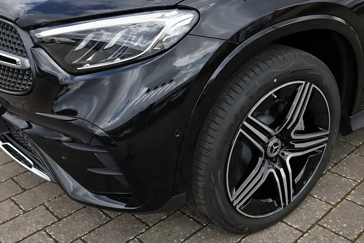 Gebraucht Mercedes GLC220 AMG 197 PS (144 kW) 2026 Metalliclack obsidianschwarz met SUV
