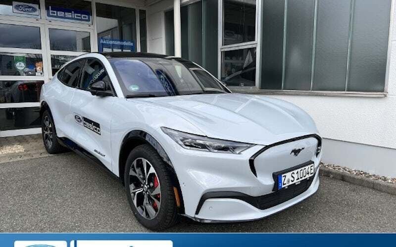 Space white Gebraucht 2023 Ford Mustang Mach-E Premium SUV | 45.590 € (Fairer Preis) - Bild 1/4