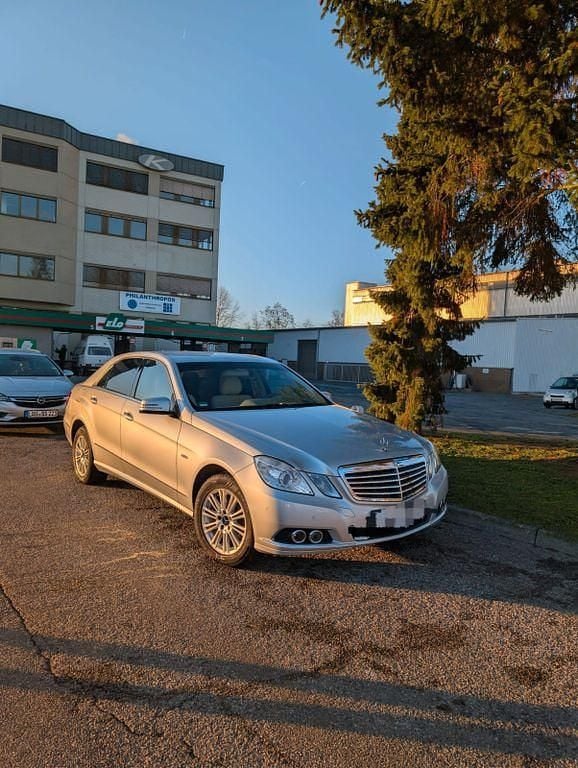 Gebraucht Mercedes E200 Elegance 184 PS (135 kW) 2010 Silber Limousine