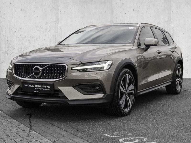Gebraucht Volvo V60 CC Pro 197 PS (144 kW) 2022 Pebble grey / metallic Kombi