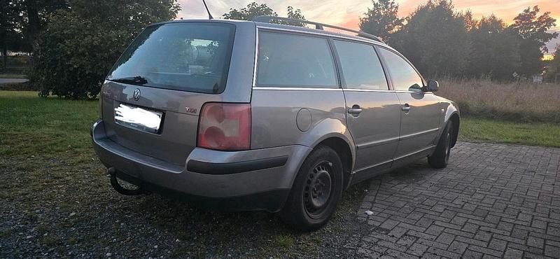 Grau Gebraucht 2002 VW Passat Kombi | 1.400 € (Etwas zu teuer) - Bild 1/4