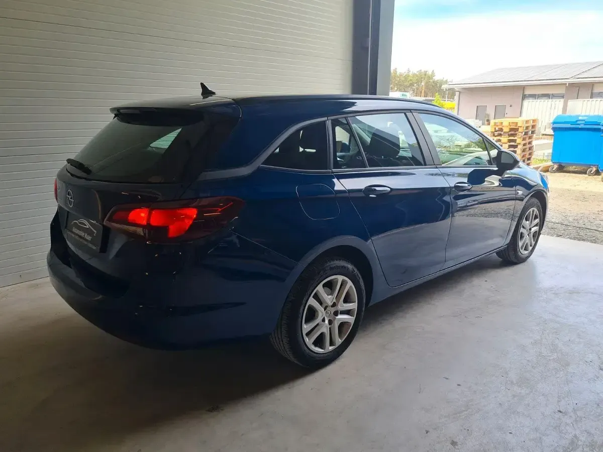 Usado Opel Astra Edition 110 CV (80 kW) 2020 Azul Familiar