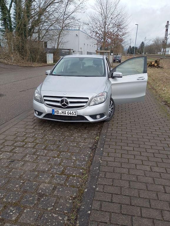 Gebraucht Mercedes B180 166 PS (122 kW) 2012 Silber Van / Kleinbus