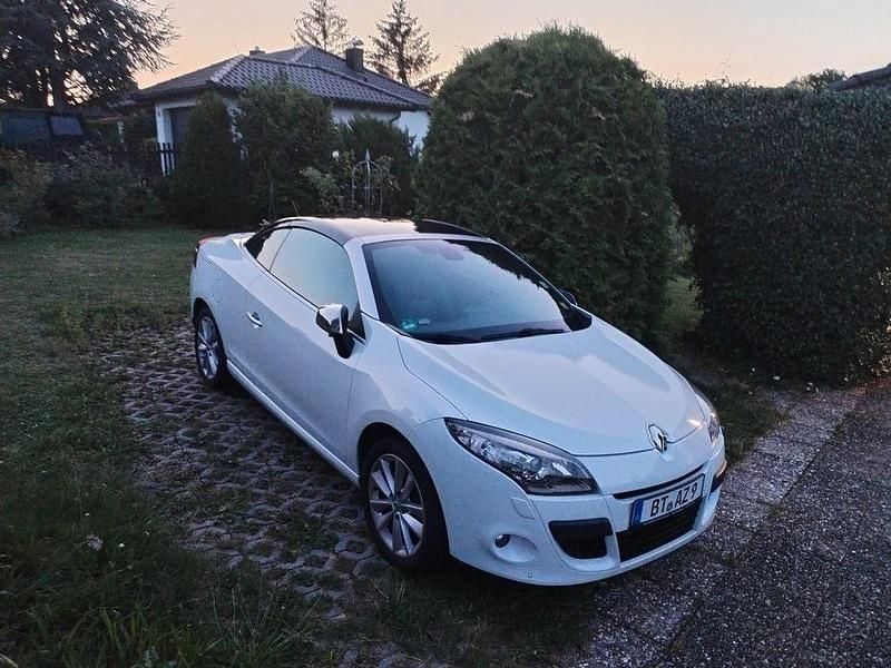 Weiß Gebraucht 2010 Renault Mégane Cabriolet Dynamique Cabrio | 9.350 € (Etwas zu teuer) - Bild 1/4