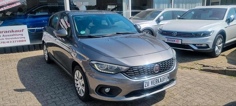 Silber Gebraucht 2016 Fiat Tipo Kleinwagen | 8.250 € (Fairer Preis) - Bild 1/4