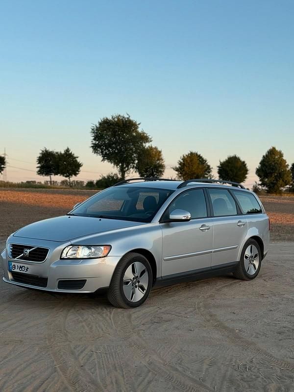 Silber Gebraucht 2009 Volvo V50 Kombi | 4.450 € (Fairer Preis) - Bild 1/4
