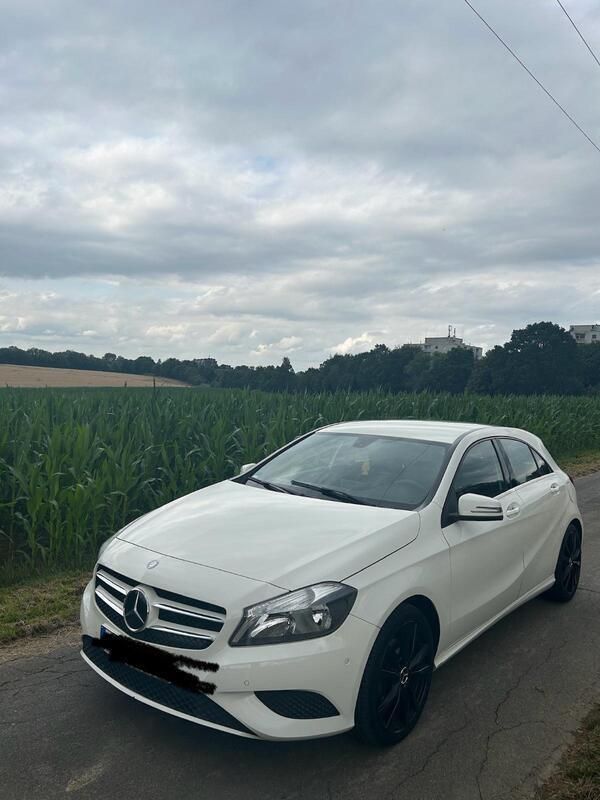 Weiß Gebraucht 2015 Mercedes A180 Style Limousine | 9.600 € (Guter Preis) - Bild 1/4