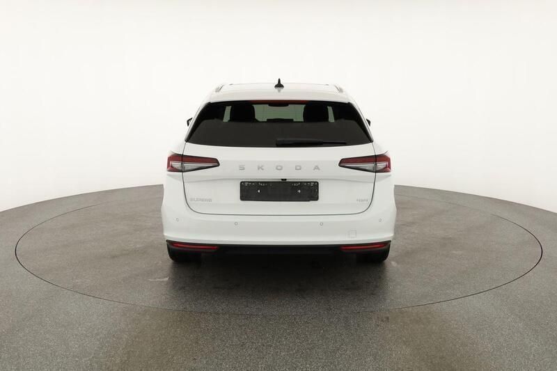Kristall weiß Gebraucht 2024 Skoda Superb Selection Kombi | 41.995 € (Superpreis) - Bild 1/4