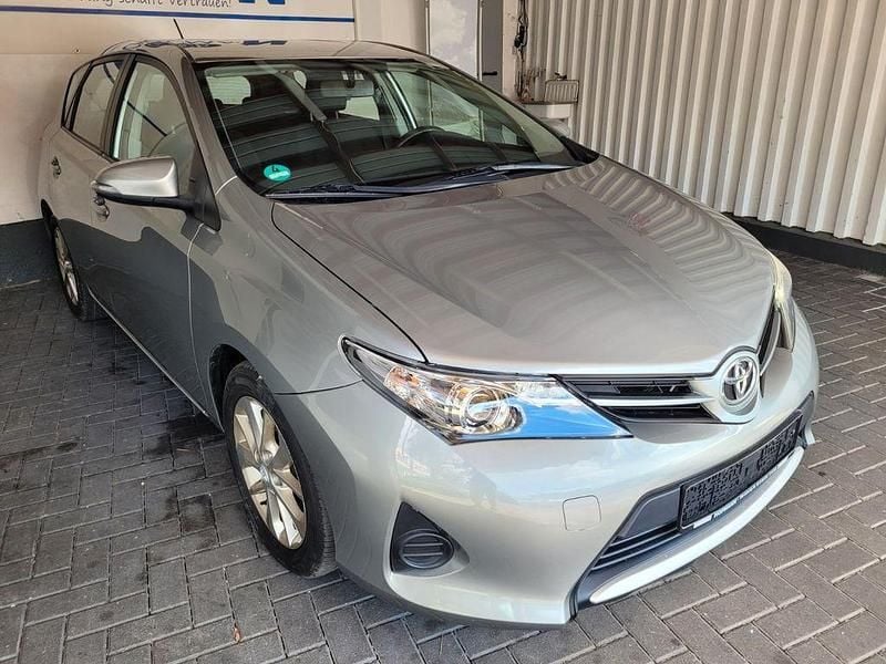 Gebraucht Toyota Auris Cool 99 PS (72 kW) 2012 Silber Limousine