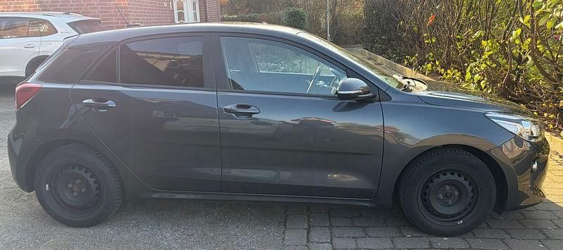 Gebraucht Kia Rio DREAM-TEAM Edition 99 PS (72 kW) 2018 Grau Limousine