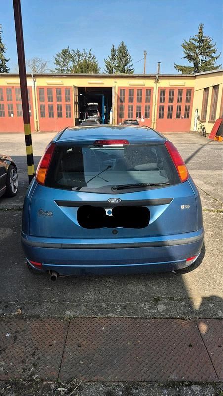 Second-hand Ford Focus 100 CP (73 kW) 2003 Albastru Hatchback