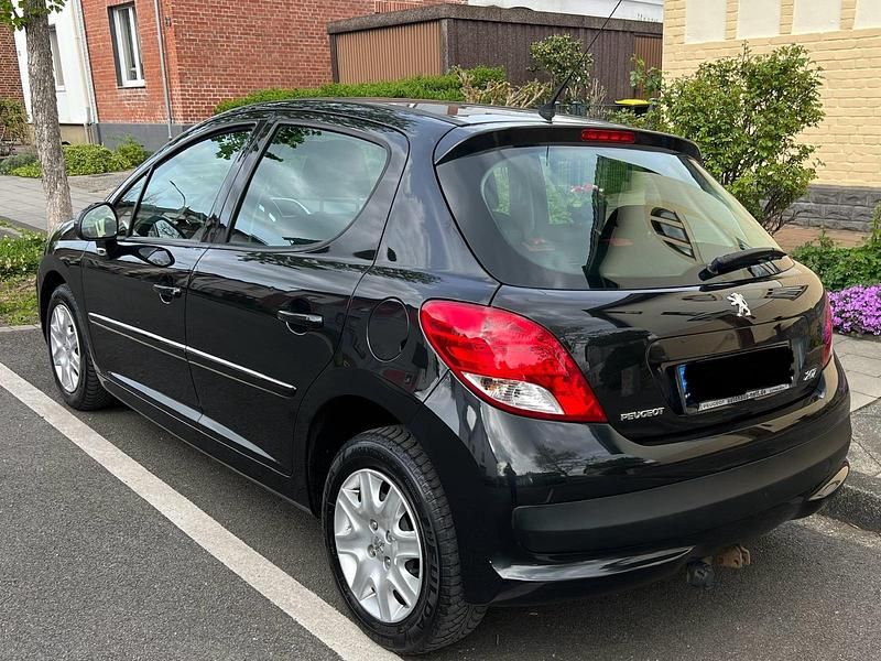 Gebraucht Peugeot 207 73 PS (53 kW) 2011 Schwarz Limousine