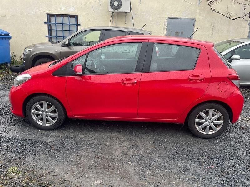 Gebraucht Toyota Yaris Cool 69 PS (50 kW) 2012 Rot Limousine