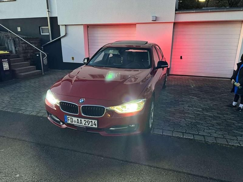 Gebraucht BMW 320 184 PS (135 kW) 2014 Rot Limousine
