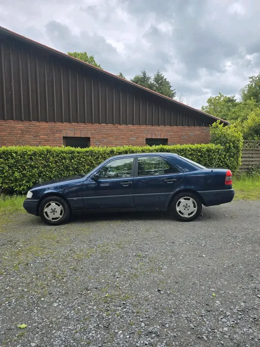 Gebraucht Mercedes C180 122 PS (89 kW) 1995 Blau Limousine