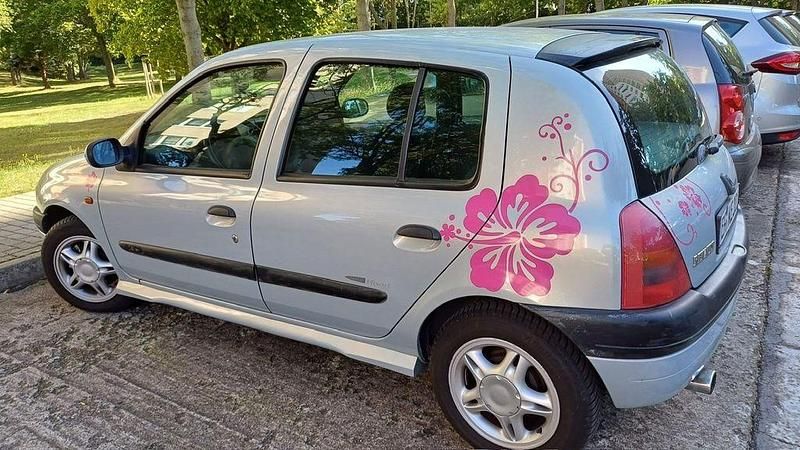 Silber Gebraucht 2001 Renault Clio II Limousine | 2.990 € (Fairer Preis) - Bild 1/4