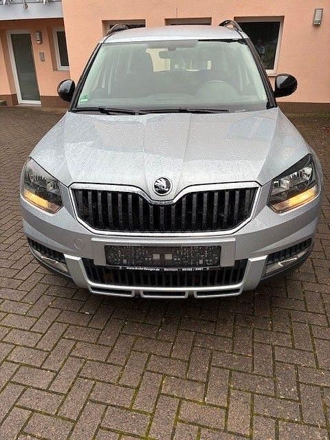 Silber Gebraucht 2017 Skoda Yeti Ambition SUV | 7.490 € (Guter Preis) - Bild 1/4