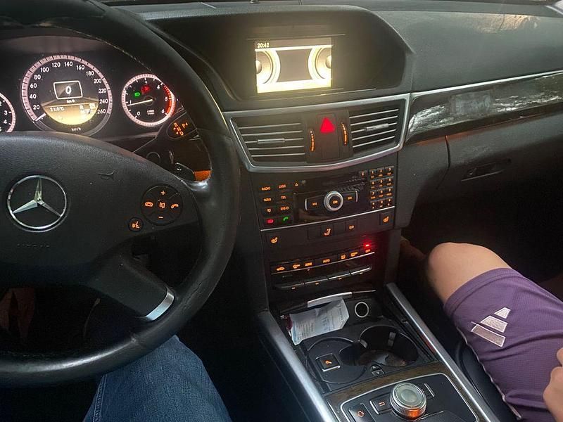 Gelb Gebraucht 2012 Mercedes E200 Elegance Limousine | 2.800 € - Bild 1/4