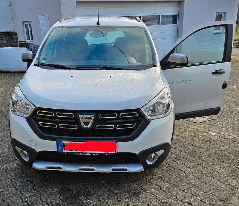 Weiß Gebraucht 2020 Dacia Lodgy Stepway Van / Kleinbus | 12.500 € (Fairer Preis) - Bild 1/4