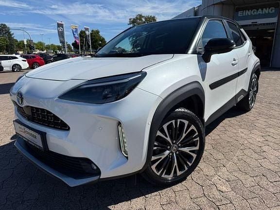 Platinweiss metallic, dach schwarz Gebraucht 2022 Toyota Yaris Hybrid Elegant | 25.990 € (Etwas zu teuer) - Bild 1/4