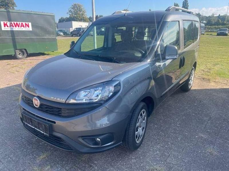 Grau Gebraucht 2019 Fiat Doblò Basis Van / Kleinbus | 10.900 € (Fairer Preis) - Bild 1/4