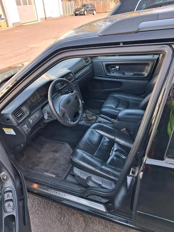 Second-hand Volvo V70 140 CP (102 kW) 2000 Negru Break