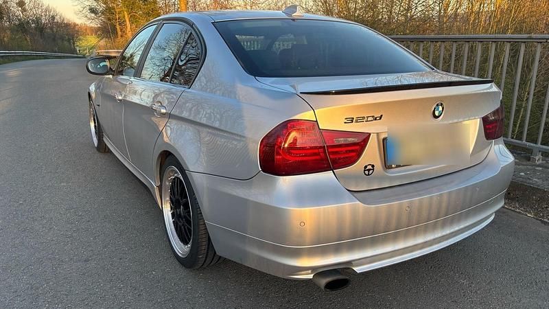 Gebraucht BMW 320 163 PS (119 kW) 2010 Silber Limousine
