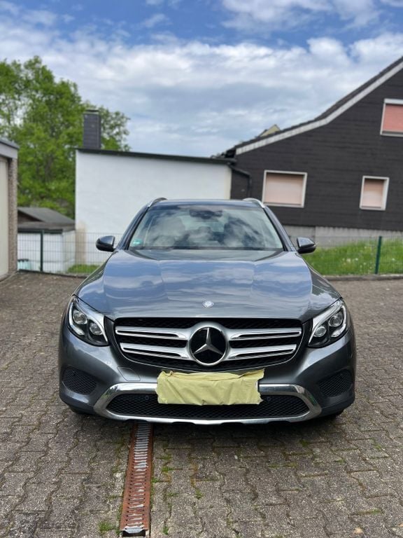 Grau Gebraucht 2018 Mercedes GLC250 SUV | 21.000 € (Superpreis) - Bild 1/4