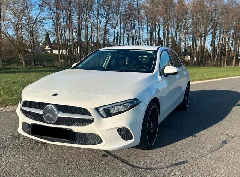 Weiß Gebraucht 2018 Mercedes 180 Limousine | 16.500 € - Bild 1/4