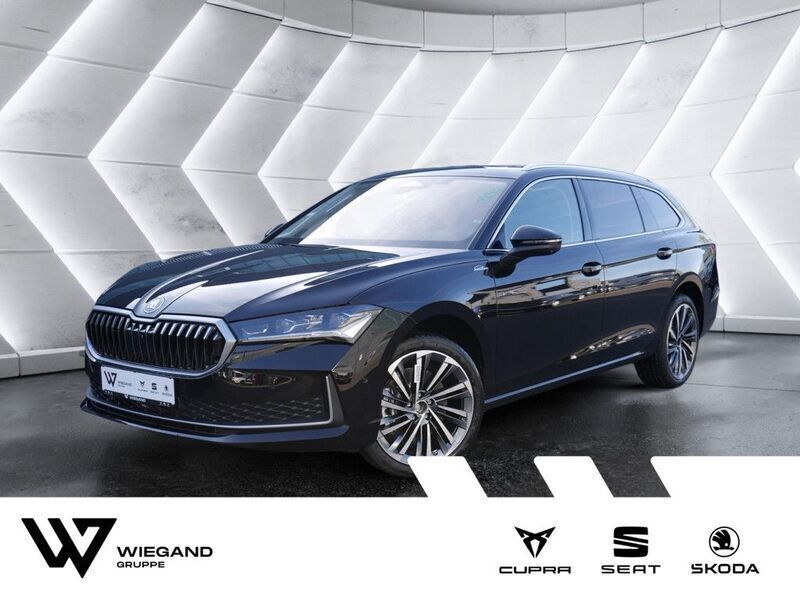 Schwarz (schwarz / ebonyschwarz) Neu 2025 Skoda Superb LAURIN & KLEMENT Kombi | 55.735 € (Teuer) - Bild 1/4