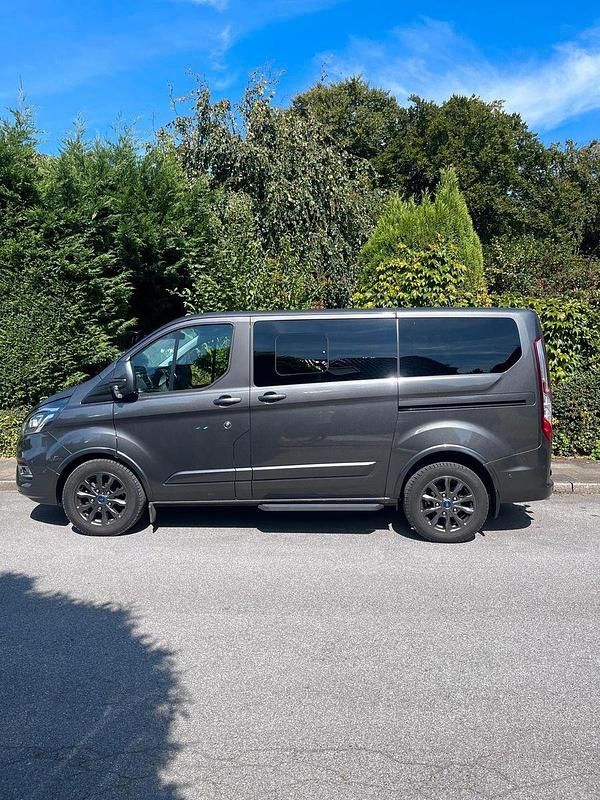 Grau Gebraucht 2019 Ford Tourneo Custom Van / Kleinbus | 33.990 € (Fairer Preis) - Bild 1/4